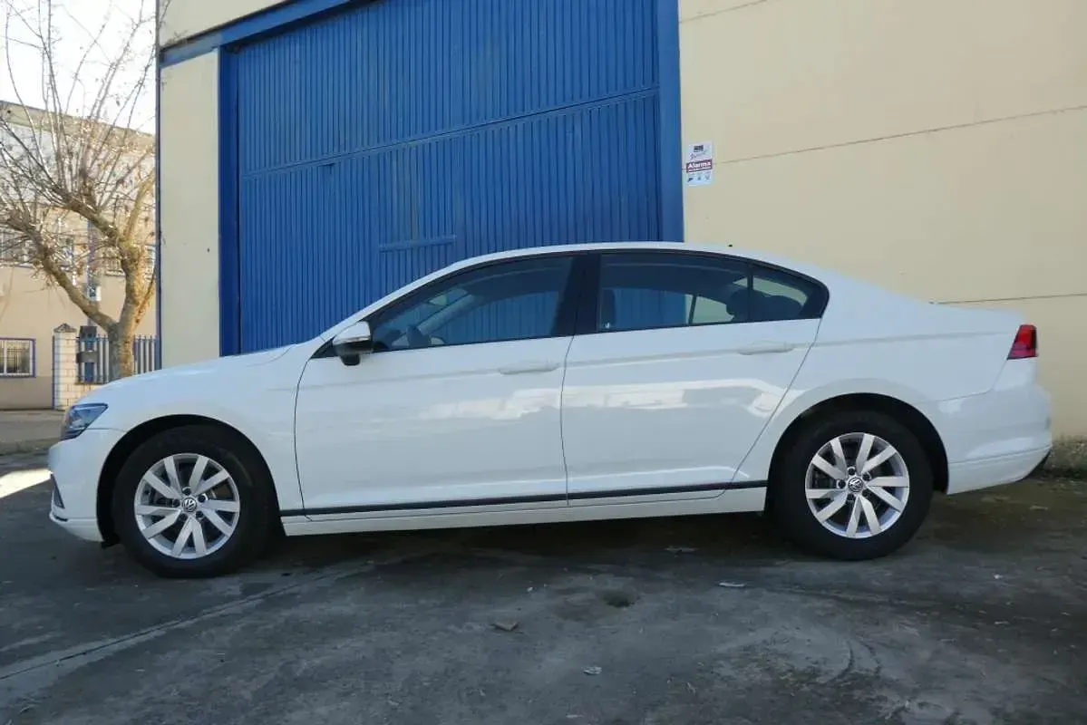 Usado VW Passat Business 120 CV (88 kW) 2020 Blanco Berlina