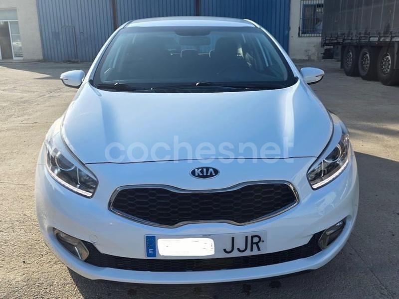 Blanco Usado 2015 Kia Ceed Berlina | 8390 € (Un poco caro) - Imagen 1/4