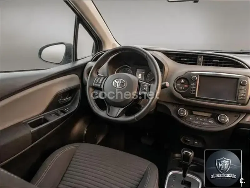 Usado Toyota Yaris Hybrid Active 100 CV (73 kW) 2019 Blanco Berlina