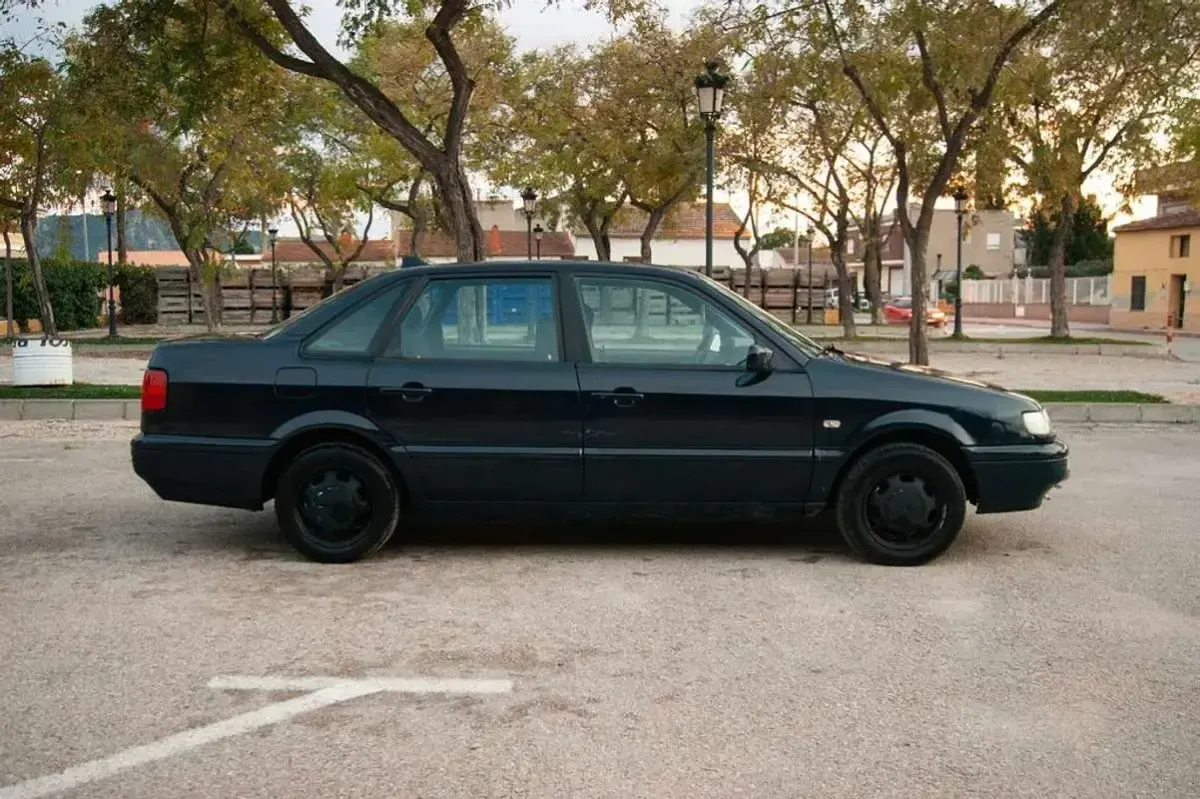 Usado VW Passat 90 CV (66 kW) 1994 Verde Berlina