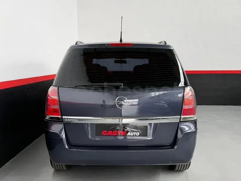 Usado Opel Zafira Cosmo 150 CV (110 kW) 2006 Gris / plata Monovolumen