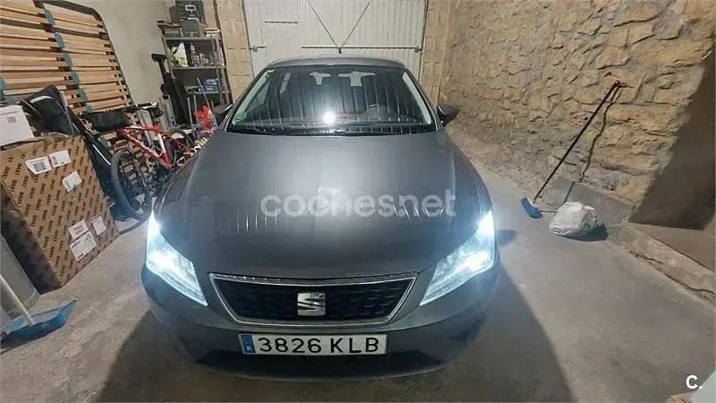 Usado Seat Leon Style Plus 115 CV (84 kW) 2018 Gris / plata Berlina