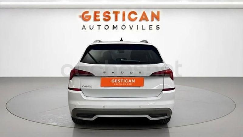 Usado Skoda Kamiq Ambition 110 CV (80 kW) 2021 Blanco SUV