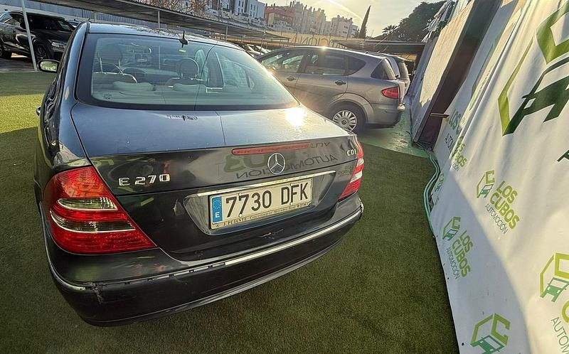 Usado Mercedes E270 Elegance 177 CV (130 kW) 2004 Negro Berlina