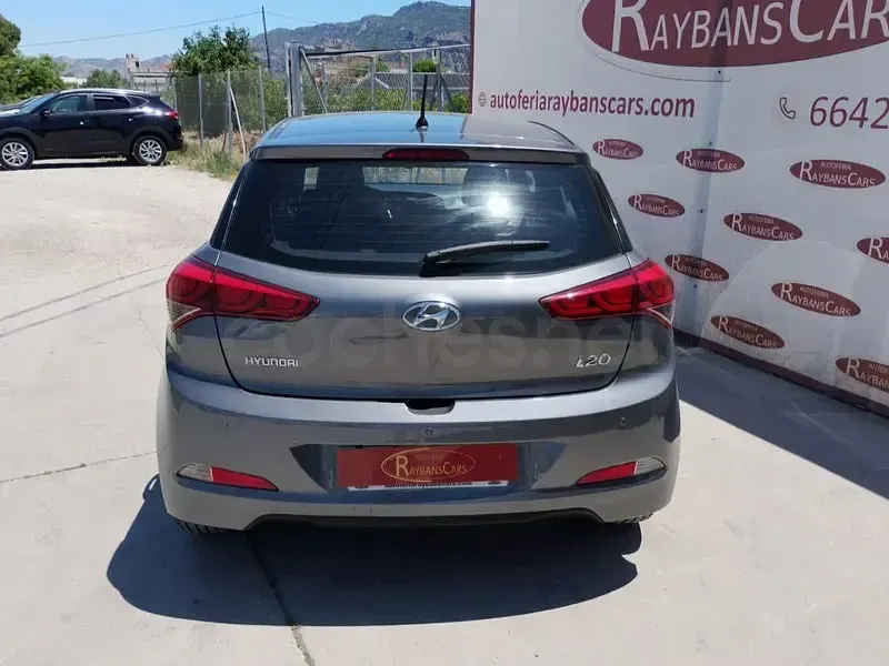 Usado Hyundai i20 75 CV (55 kW) 2017 Gris / plata Berlina