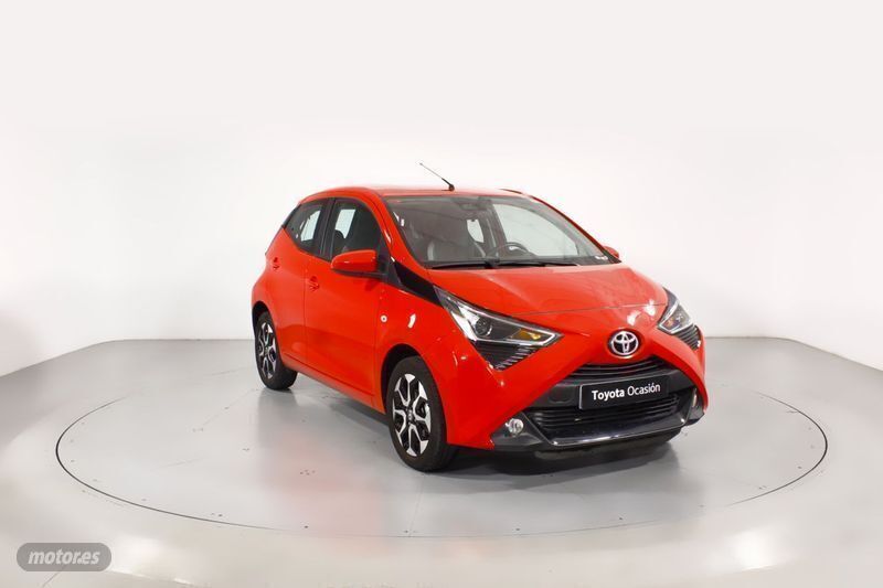 Rojo Usado 2021 Toyota Aygo X-play Utilitario | 13.900 € (Un poco caro) - Imagen 1/4