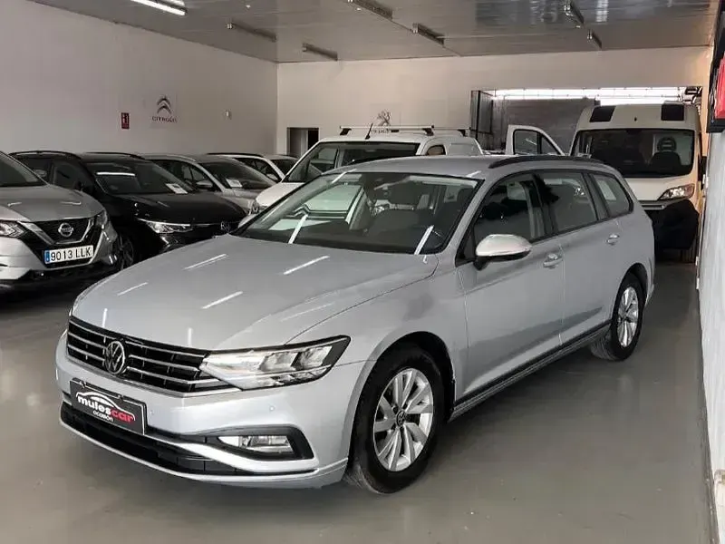 Usado VW Passat Business 122 CV (89 kW) 2023 Gris / plata Familiar