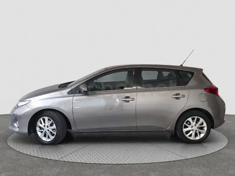 Usado Toyota Auris Active 132 CV (97 kW) 2014 Gris / plata Berlina