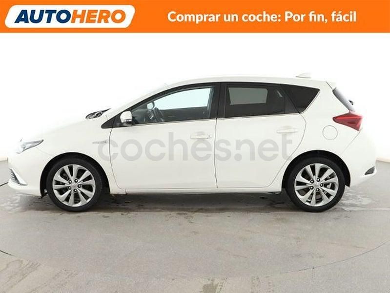 Usado Toyota Auris Hybrid Business Edition 136 CV (100 kW) 2016 Blanco Berlina