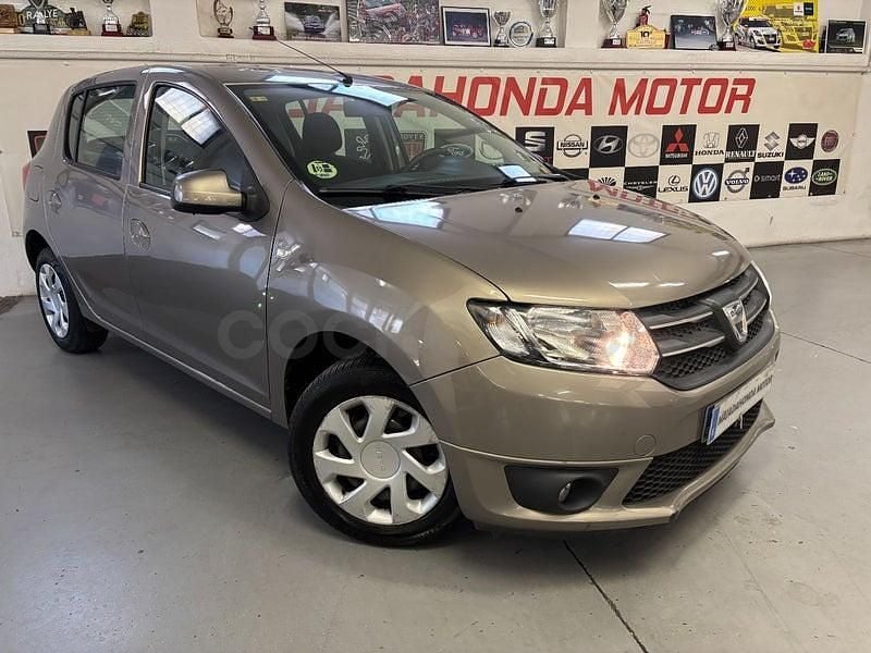 Usado Dacia Sandero Lauréate 90 CV (66 kW) 2015 Gris / plata Berlina