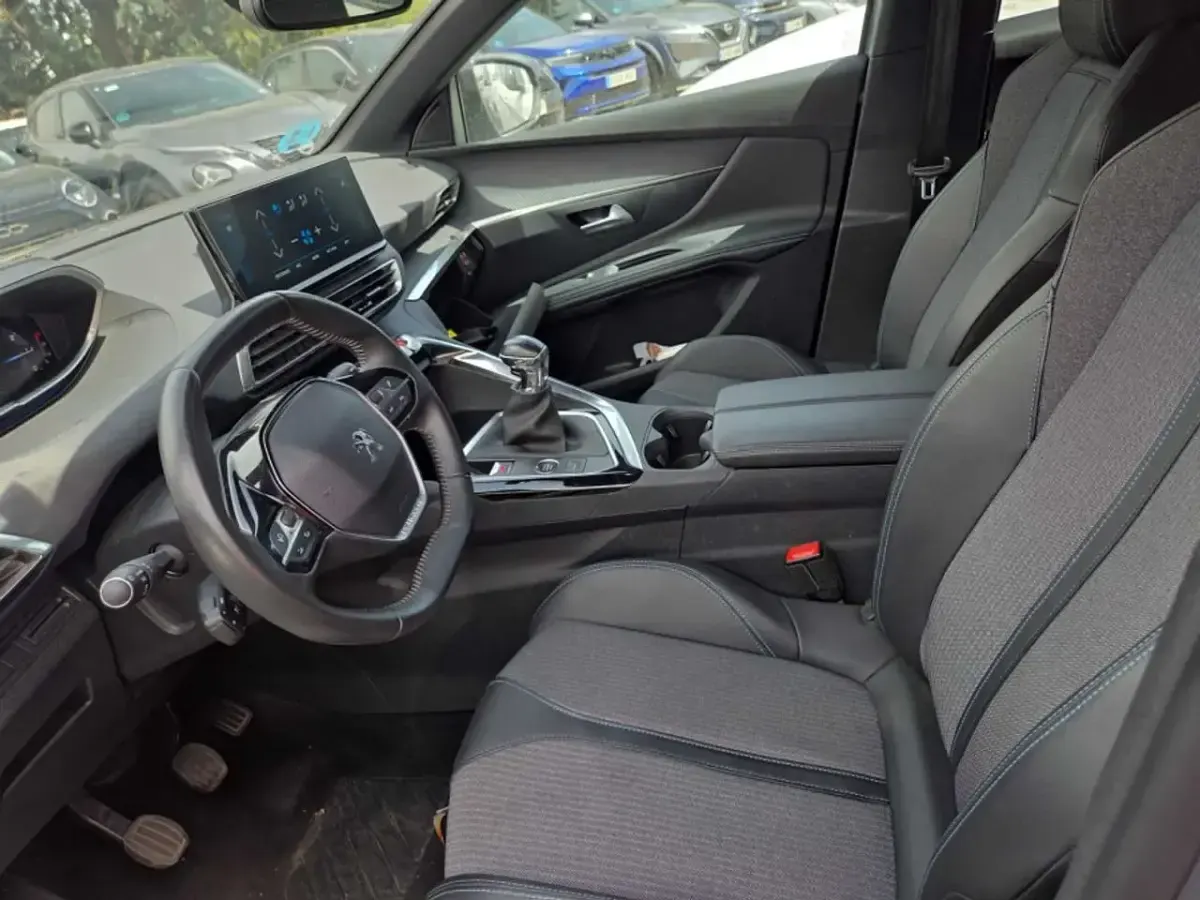 Usado Peugeot 3008 Allure 131 CV (96 kW) 2024 Gris SUV