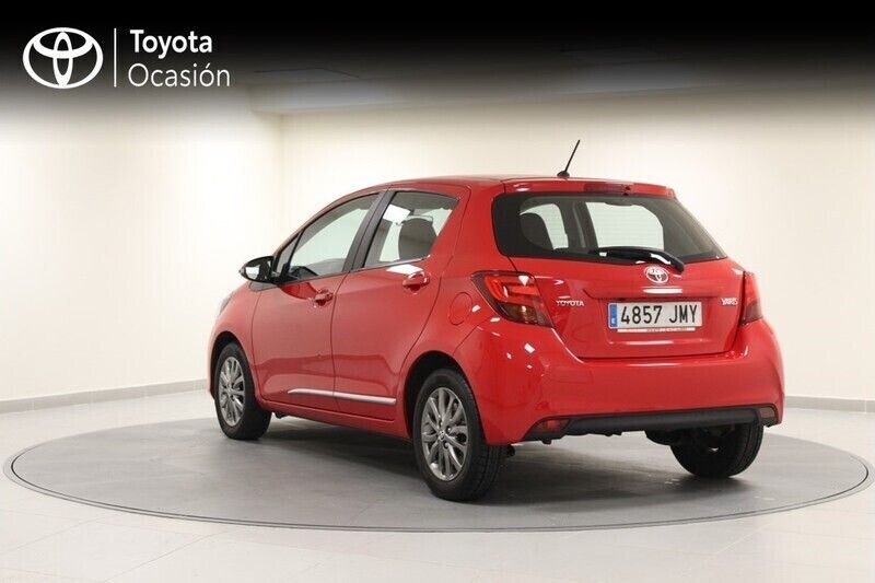 Usado Toyota Yaris Active 100 CV (73 kW) 2016 Rojo