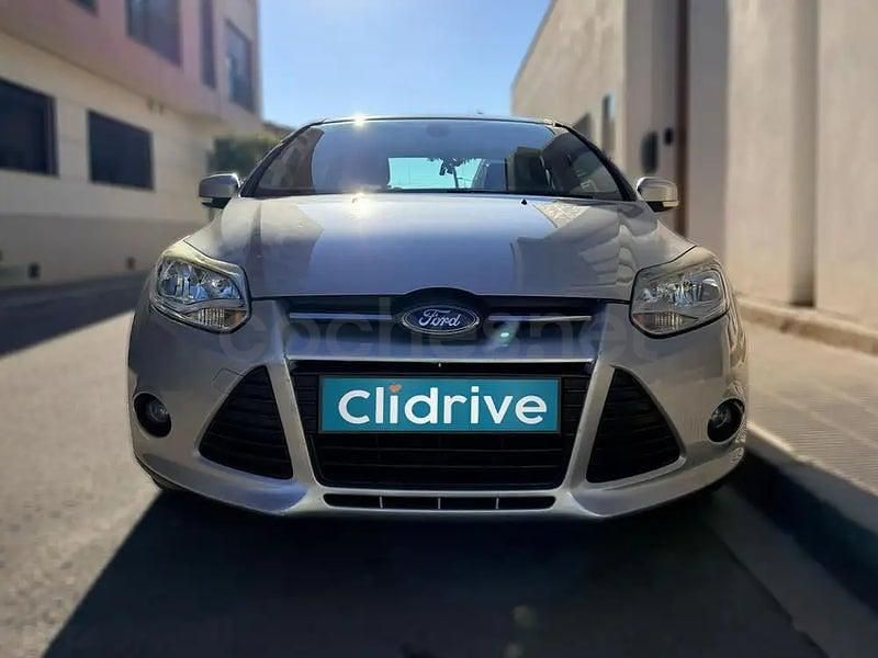 Usado Ford Focus Titanium 115 CV (84 kW) 2011 Gris / plata Berlina