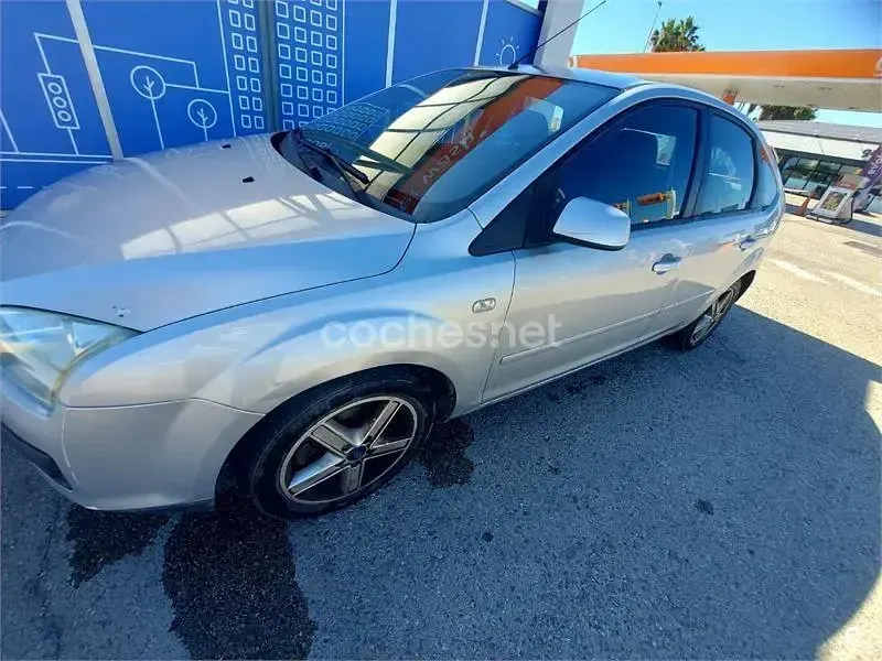 Usado Ford Focus Trend 115 CV (84 kW) 2006 Gris / plata Berlina