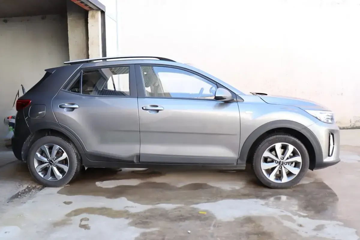 Usado Kia Stonic 100 CV (73 kW) 2025 Astro grey SUV