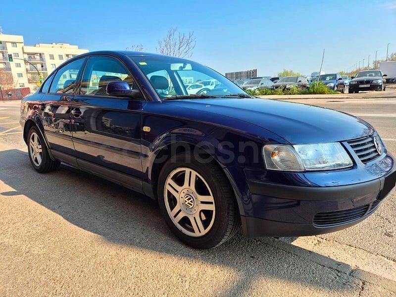 Usado VW Passat Highline 130 CV (95 kW) 2000 Azul Berlina