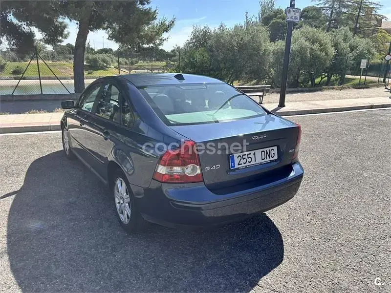 Usado Volvo S40 Momentum 136 CV (100 kW) 2005 Azul Berlina