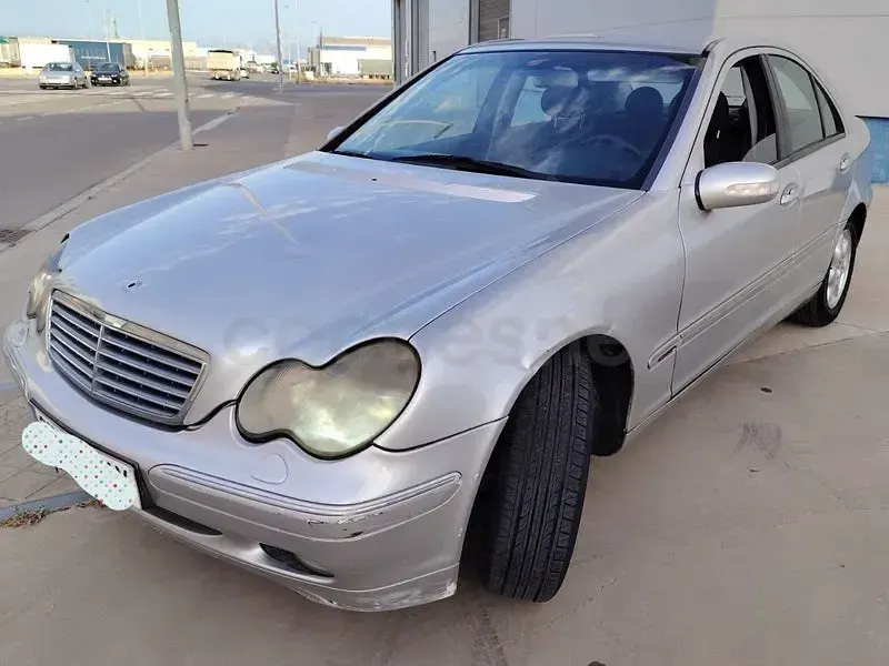 Usado Mercedes C220 Elegance 143 CV (105 kW) 2002 Gris / plata Berlina