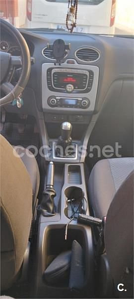 Usado Ford Focus Trend 100 CV (73 kW) 2007 Gris / plata Berlina