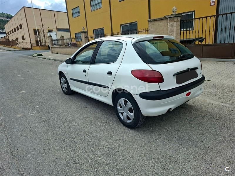Usado Peugeot 206 90 CV (66 kW) 2004 Blanco Berlina