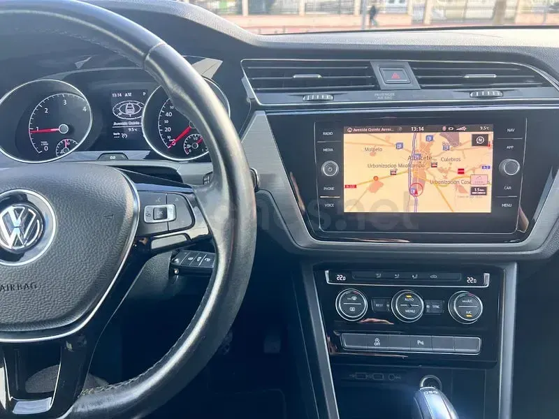 Usado VW Touran Business 115 CV (84 kW) 2019 Gris / plata Monovolumen
