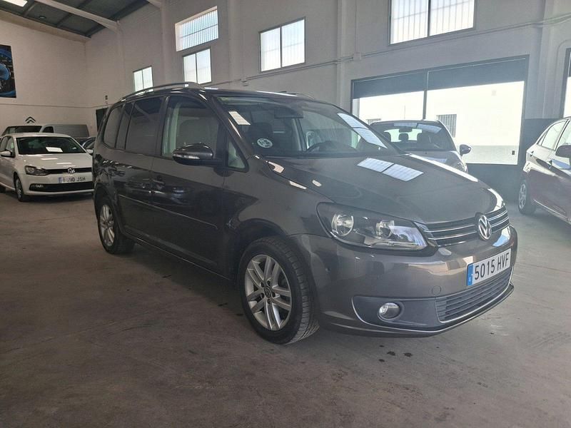 Usado VW Touran Advance 105 CV (77 kW) 2014 Gris Monovolumen