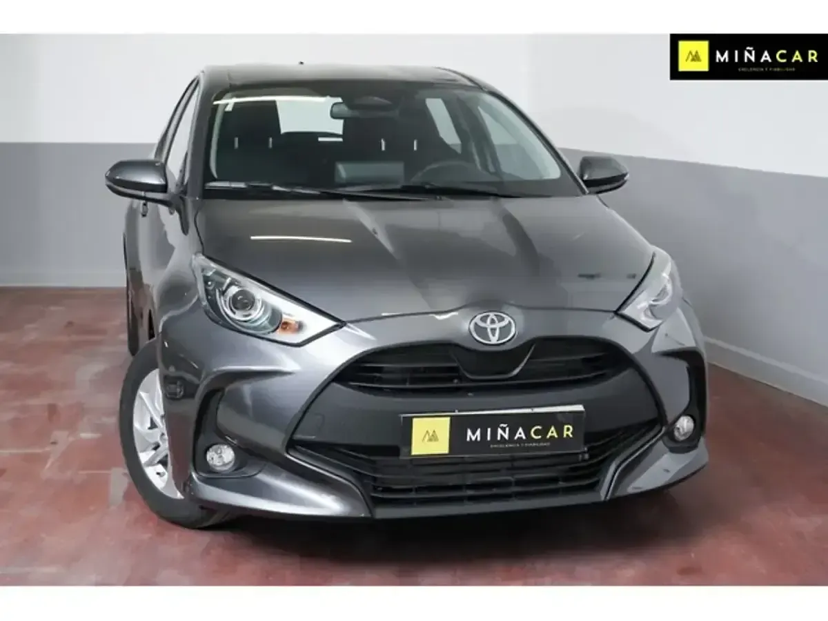 Usado Toyota Yaris Business Edition 116 CV (85 kW) 2026 Gris Utilitario