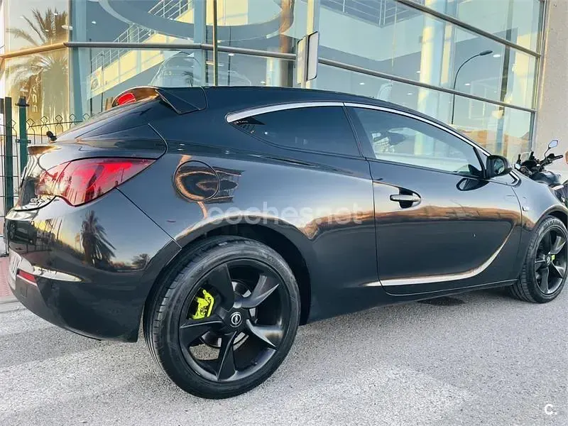 Usado Opel Astra GTC Sportive 165 CV (121 kW) 2012 Negro Berlina