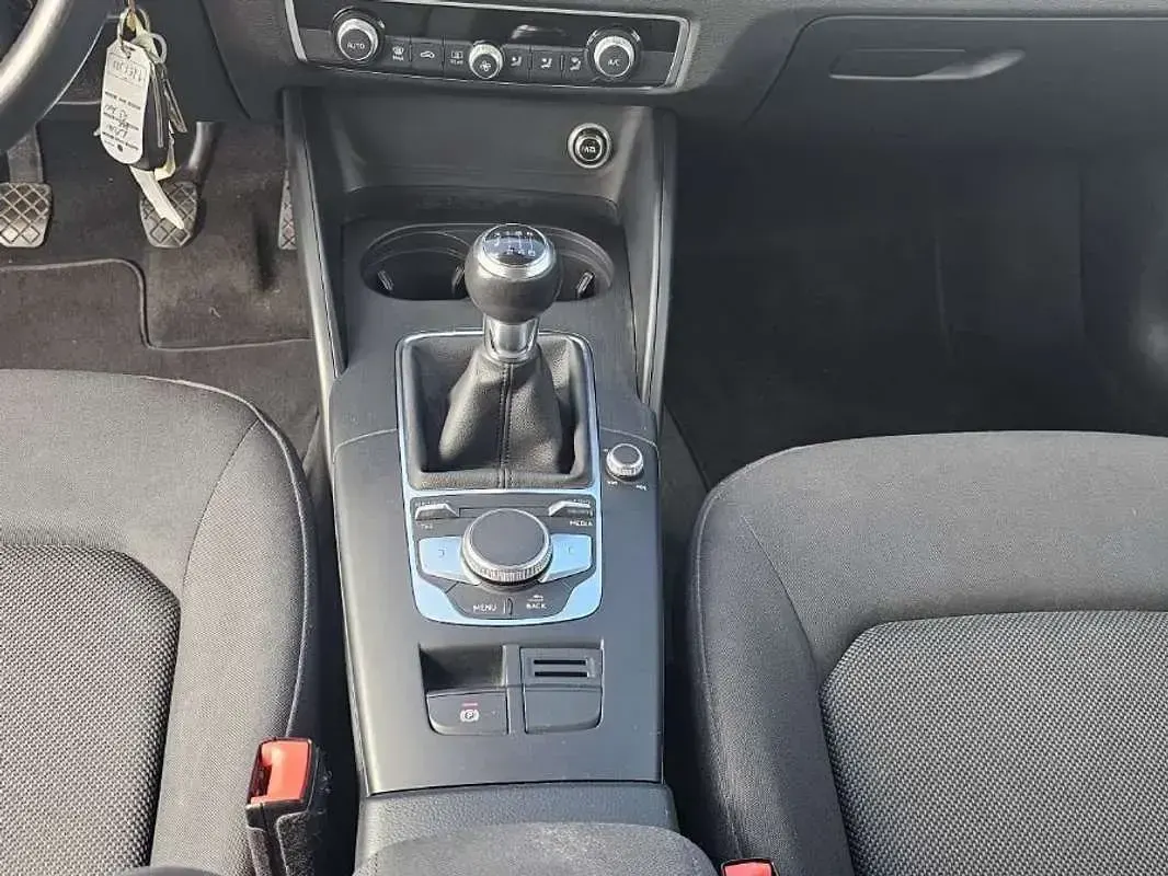 Usado Audi A3 Sportback 116 CV (85 kW) 2019 Negro Utilitario