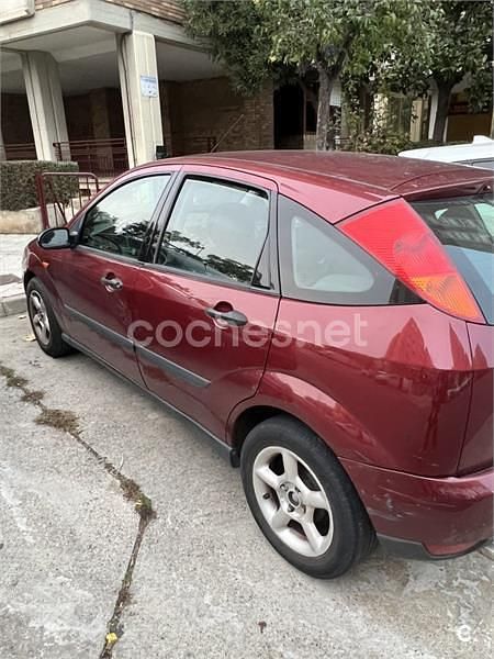 Usado Ford Focus Trend 100 CV (73 kW) 1998 Granate Berlina