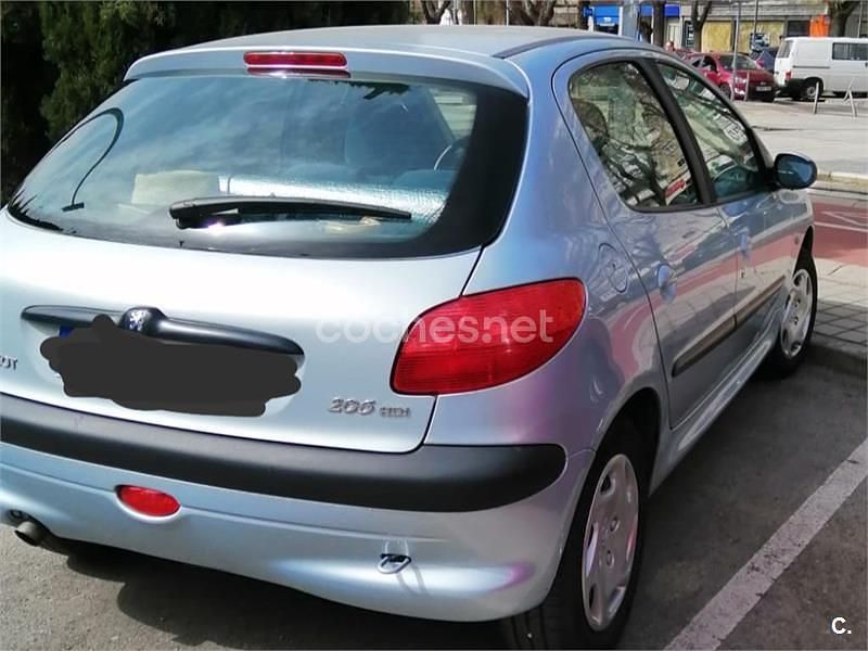 Usado Peugeot 206 90 CV (66 kW) 2001 Blanco Berlina