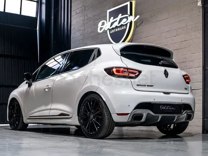 Usado Renault Clio IV Trophy 220 CV (161 kW) 2017 Blanco Berlina