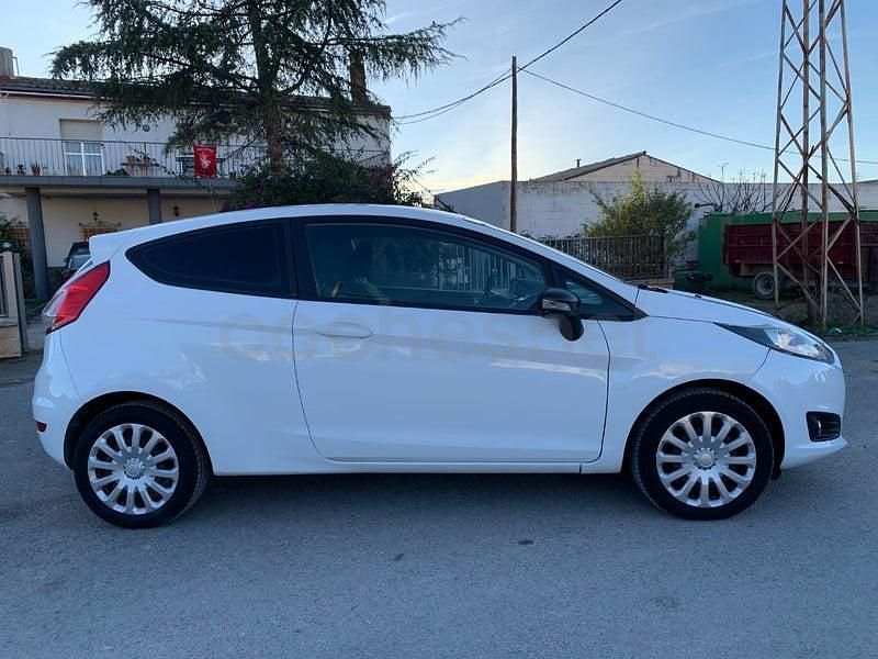 Usado Ford Fiesta Trend 75 CV (55 kW) 2013 Blanco Utilitario