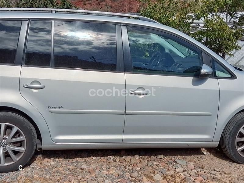 Usado VW Touran Advance 105 CV (77 kW) 2010 Gris / plata Monovolumen