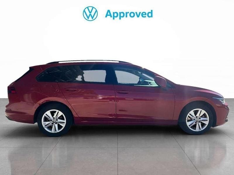 Usado VW Golf VIII Life 116 CV (85 kW) 2021 Rojo Familiar