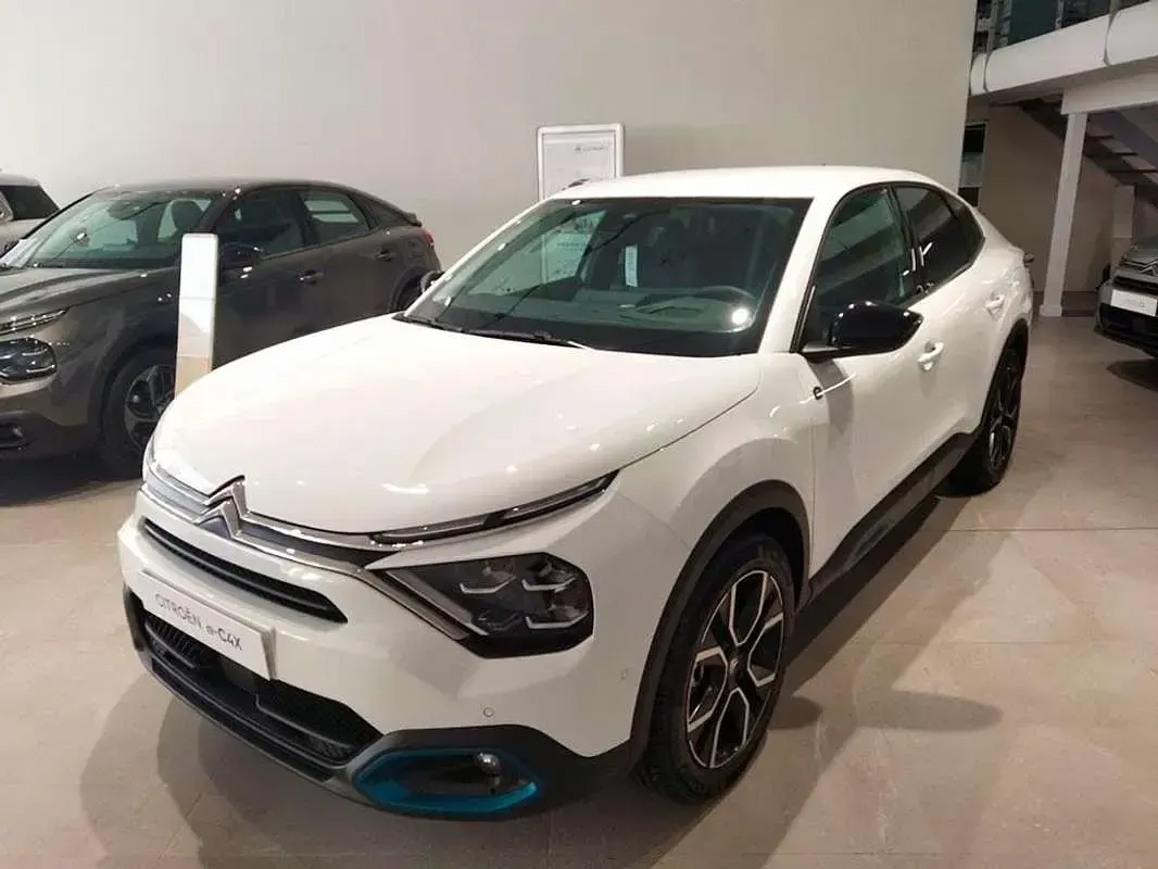 Usado Citroën e-C4 Shine 100 kW (136 CV) 2024 Blanco Utilitario
