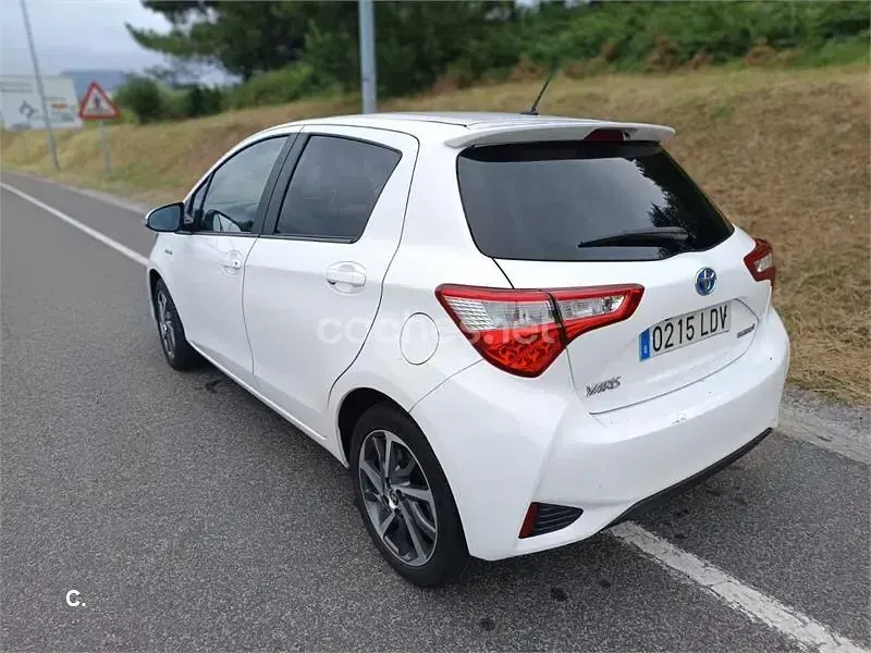 Usado Toyota Yaris Hybrid 100 CV (73 kW) 2020 Blanco Berlina