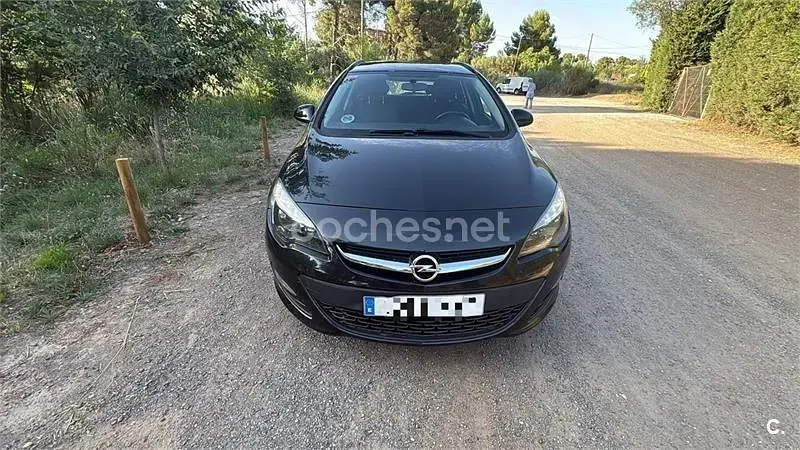 Usado Opel Astra Business 110 CV (80 kW) 2014 Negro Familiar