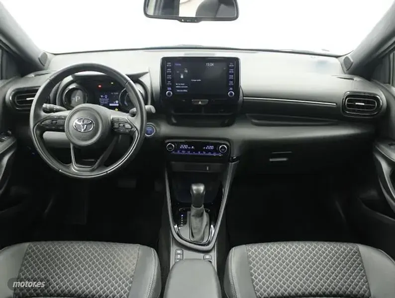 Usado Toyota Yaris Style 116 CV (85 kW) 2022 Blanco Utilitario