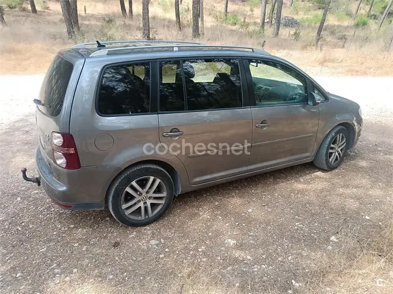 Usado VW Touran Advance 105 CV (77 kW) 2010 Gris / plata Monovolumen