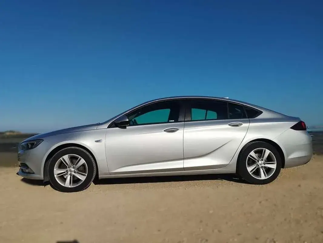 Usado Opel Insignia Selective 136 CV (100 kW) 2018 Gris Berlina