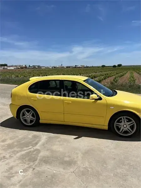 Usado Seat Leon Sport 150 CV (110 kW) 2003 Amarillo Utilitario