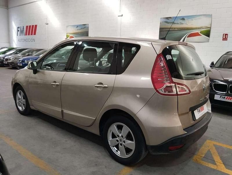 Usado Renault Scénic III Dynamique 106 CV (77 kW) 2009 Plateado Monovolumen