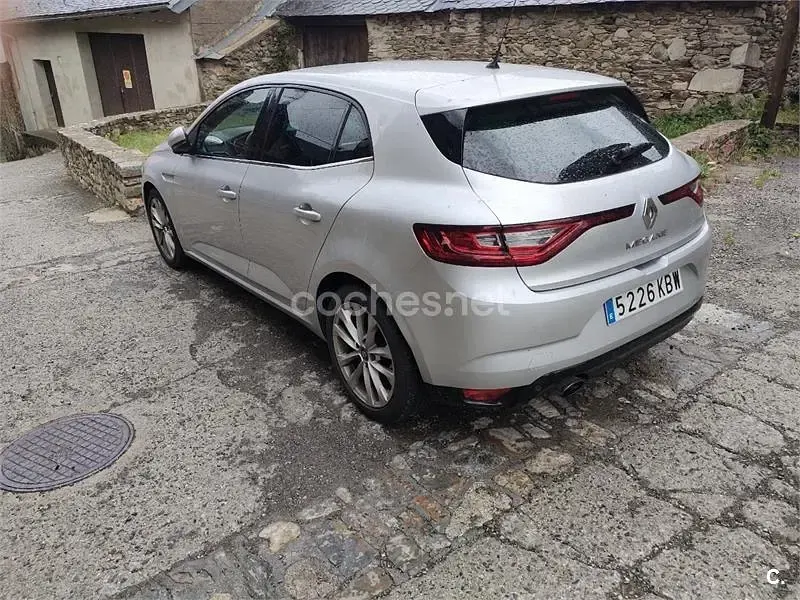 Usado Renault Mégane Zen 130 CV (95 kW) 2017 Gris / plata Berlina
