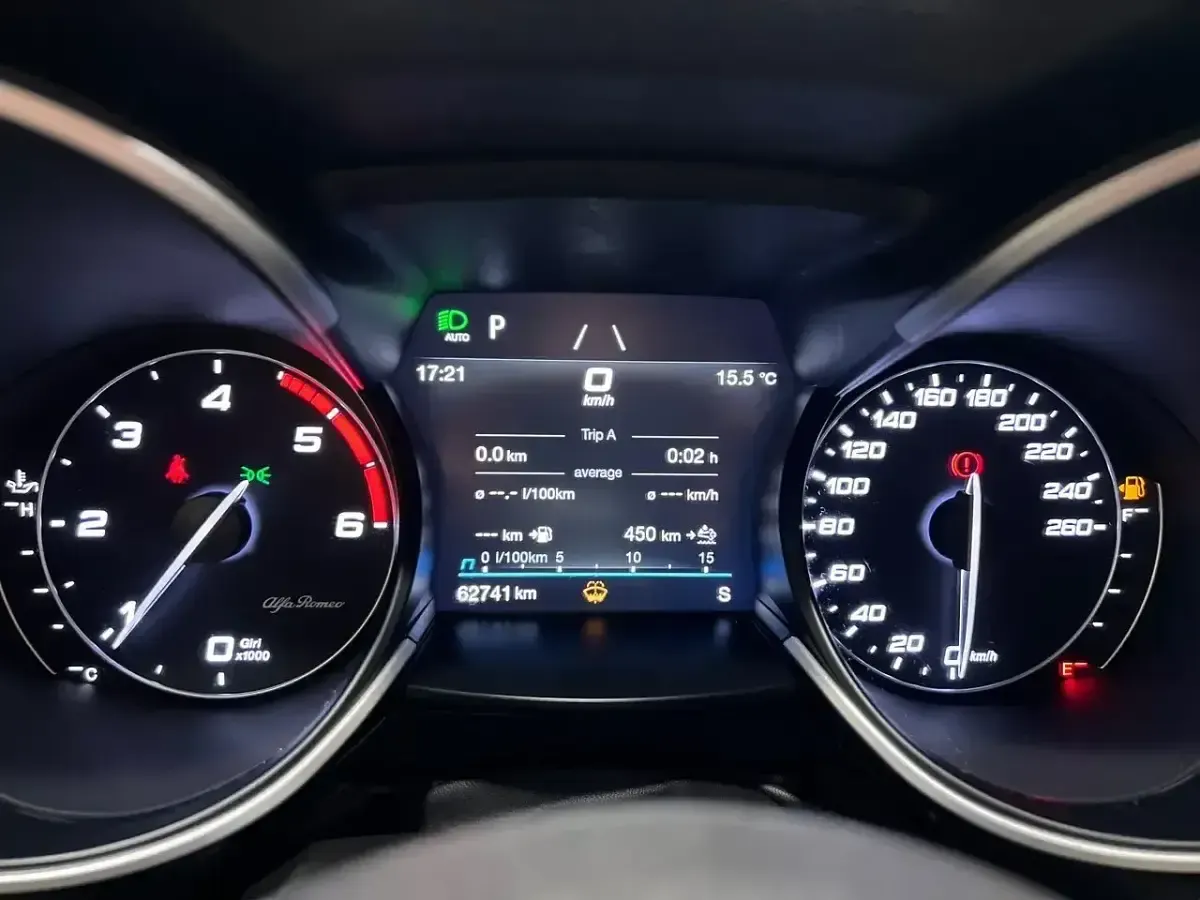 Usado Alfa Romeo Stelvio Sprint 190 CV (139 kW) 2022 Gris SUV