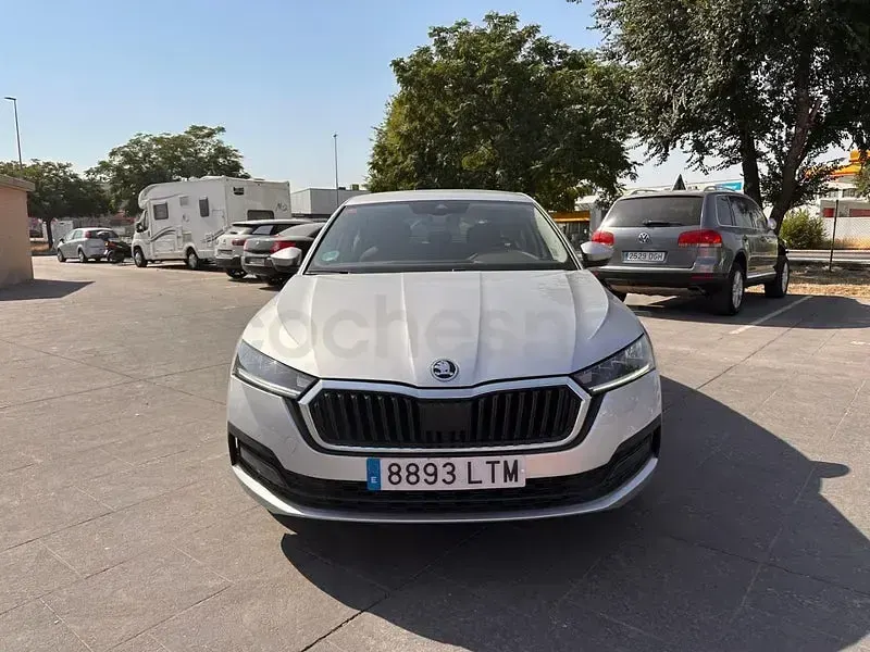 Usado Skoda Octavia Active 115 CV (84 kW) 2021 Gris / plata Berlina