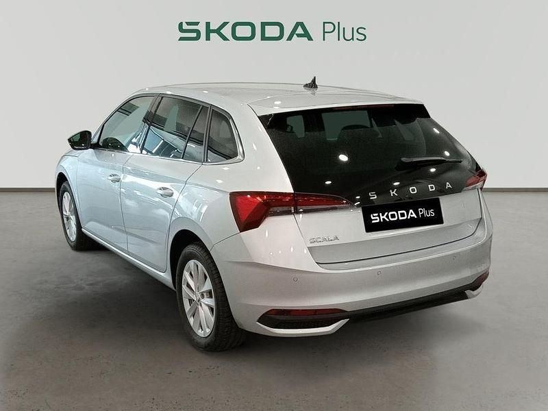 Usado Skoda Scala Selection 115 CV (84 kW) 2024 Gris Utilitario