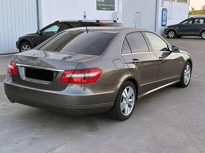 Usado Mercedes E250 Avantgarde 204 CV (150 kW) 2010 Gris Berlina