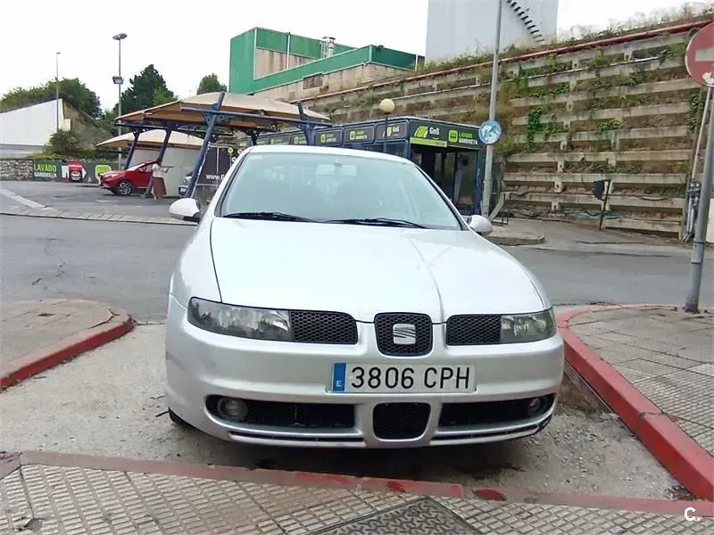 Usado Seat Leon Sport 150 CV (110 kW) 2003 Gris / plata Utilitario