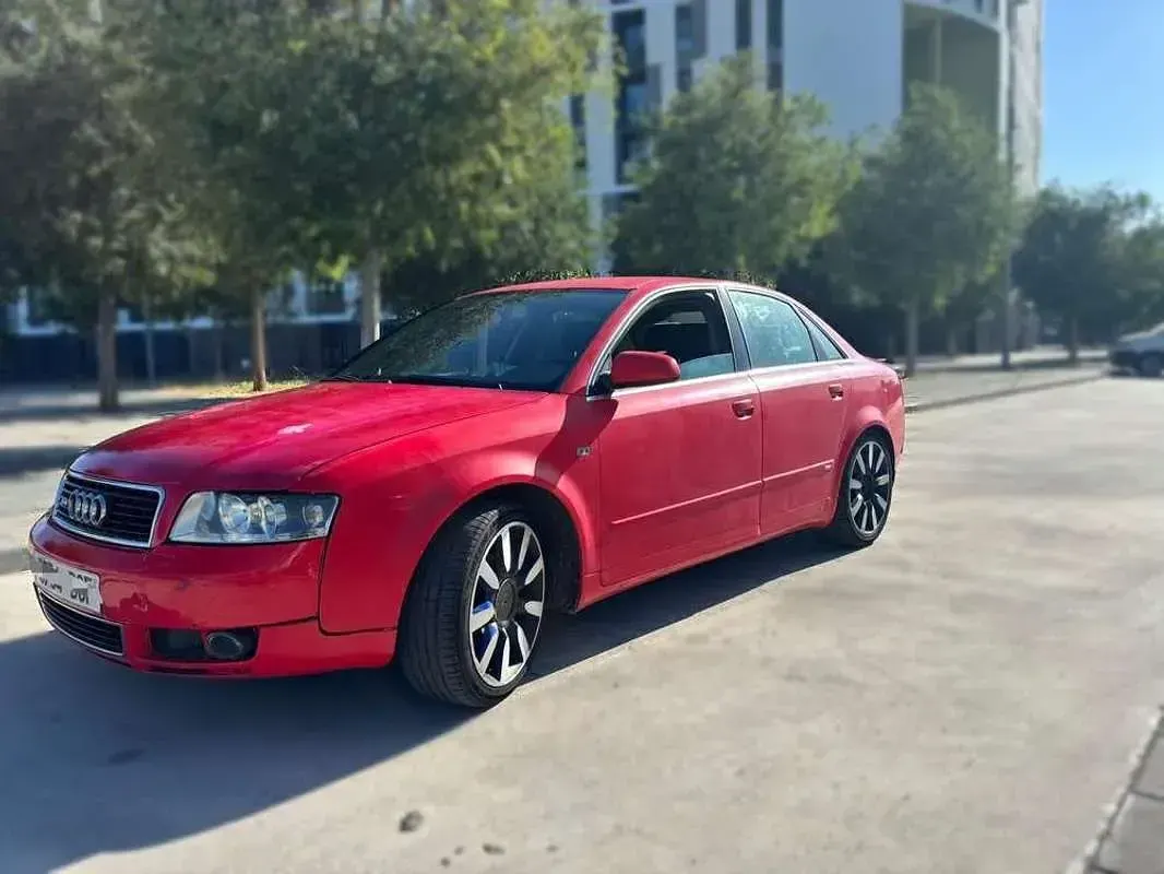 Usado Audi A4 131 CV (96 kW) 2004 Rojo Familiar